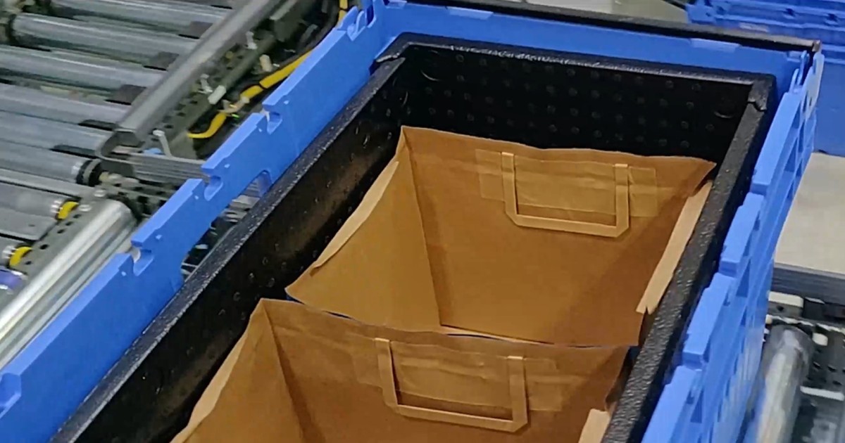 Einsetzen von Einlagen und automatisches Platzieren von Papiertüten ...
